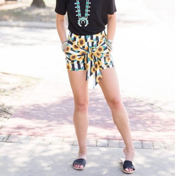 SOLD OUT 🌻 Crazy Train Sunflower Bow Shorts🌻 - Picture 3 of 6